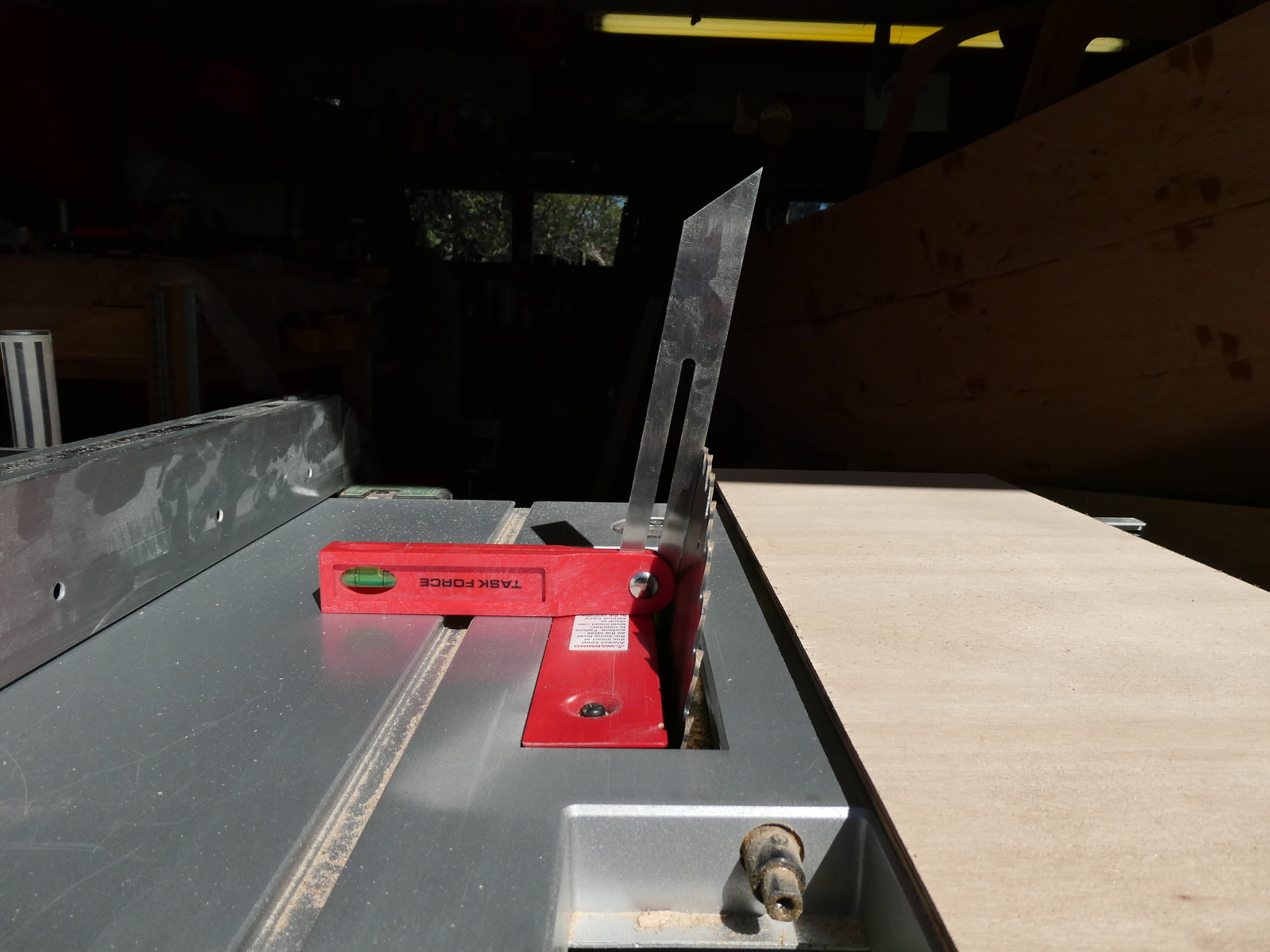 Setting the table saw bevel angle