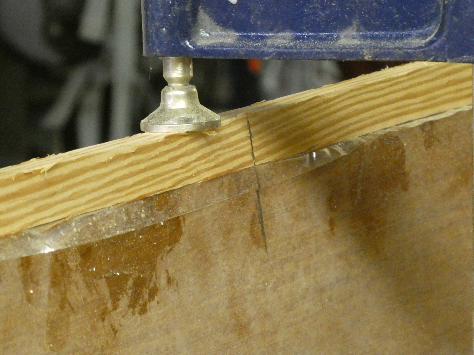 You can see the grain direction here and some small splinters forming