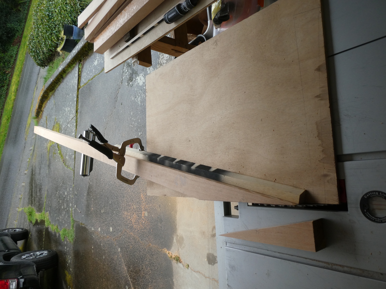A scarfing jig for the spars